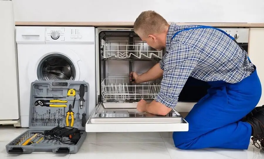 Etimesgut Hoover servisi teknisyen ekibi beyaz eşya tamiri yaparken